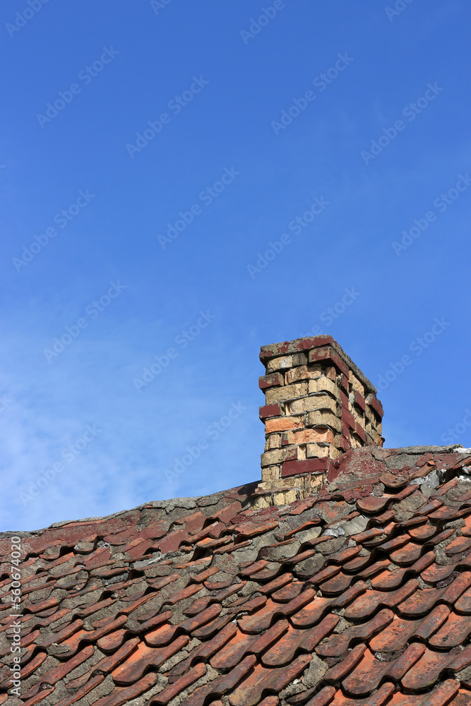 Ziegeldach und Schornstein eines alten Hauses Ziegeldach und Schornstein eines alten Hauses