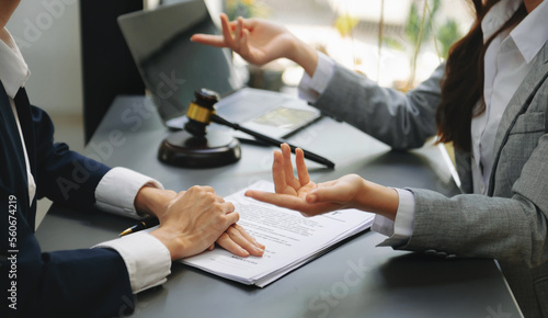 Obraz na plátně Business law concept, Lawyer business lawyers are consulting lawyers for women e