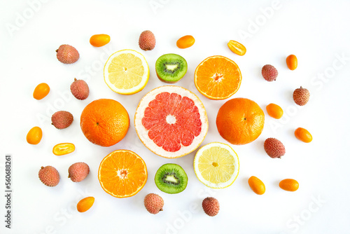 Owoce cytrusowe na białym tle