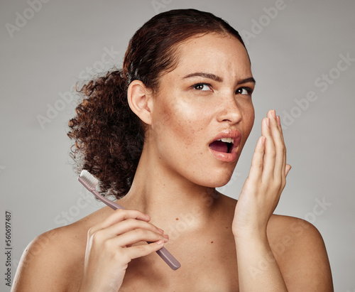 Foto Woman, bad breath and smelling mouth for dental problem, odor and poor oral health in hand