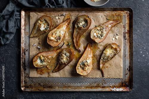 poires rôties fourrées au roquefort fromage bleu amandes effilées et graines de tournesol photo