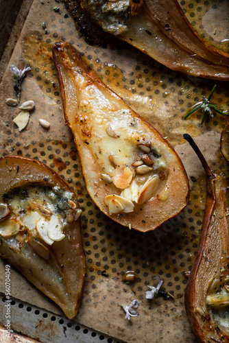 poires rôties fourrées au roquefort fromage bleu amandes effilées et graines de tournesol photo