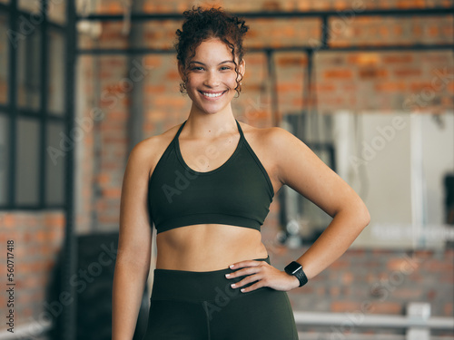 Foto Fitness portrait, exercise and happy woman at gym for a workout, training and body motivation at health club