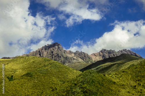Montañas Rocosas Verdes Plantas Paisaje Cielo Despejado Azul Dia Soleado Naturaleza  photo