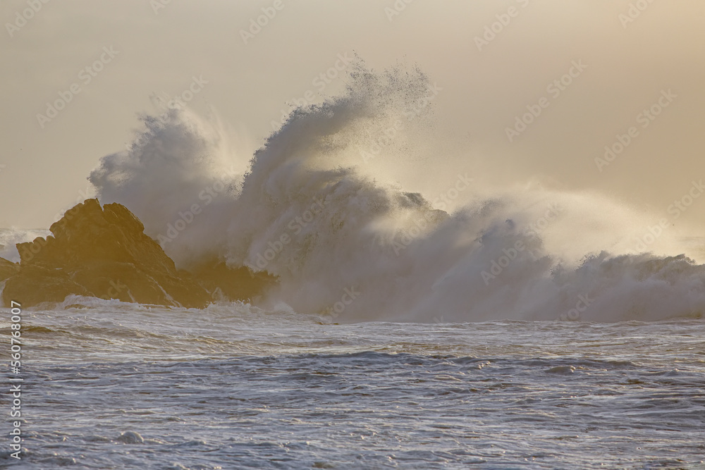Obraz premium Stormy wave splash at sunset