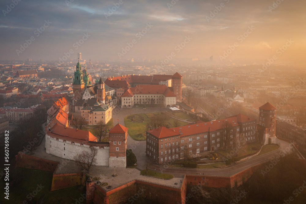 Obraz premium Foggy sunrise at Wawel Castle in Krakow. Poland