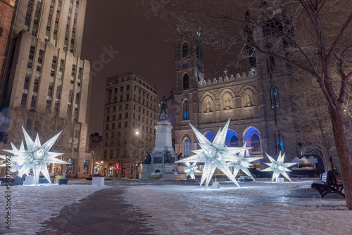 Obraz na płótnie Montreal, winter decorations of the Place d'Armes in front of Notre-Dame Cathedral, w salonie