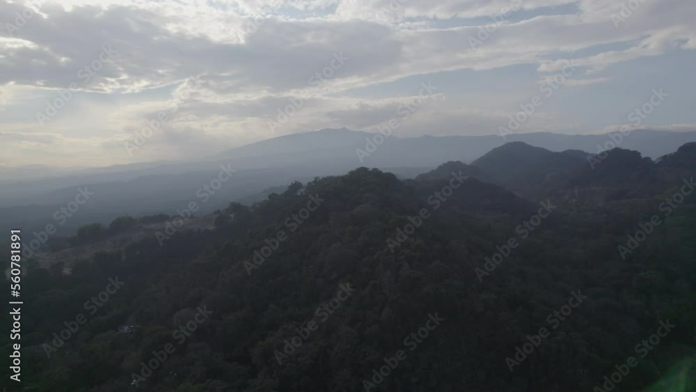 Vuelo de Dron atardecer sobre montañas en Coatepec México Vuelo de Dron atardecer sobre montañas en Coatepec México