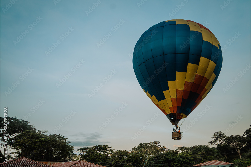 Obraz premium flying in hot air balloon