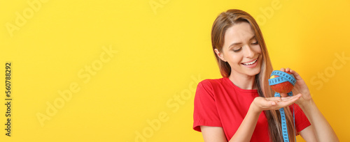 Young woman holding apple w...