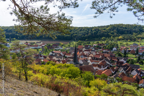 Blick vom NSG Trockengebiete bei Machtilshausen auf den Ort Machtilshausen und das fränkische Saaletal, Landkreis Bad Kissingen, Unterfranken, Franken, Bayern, Deutschland