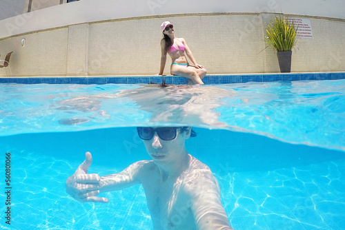 casal se divertindo na piscina fotos criativas com go pro 