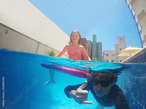 pai e filha se divertindo na piscina mergulho dome 