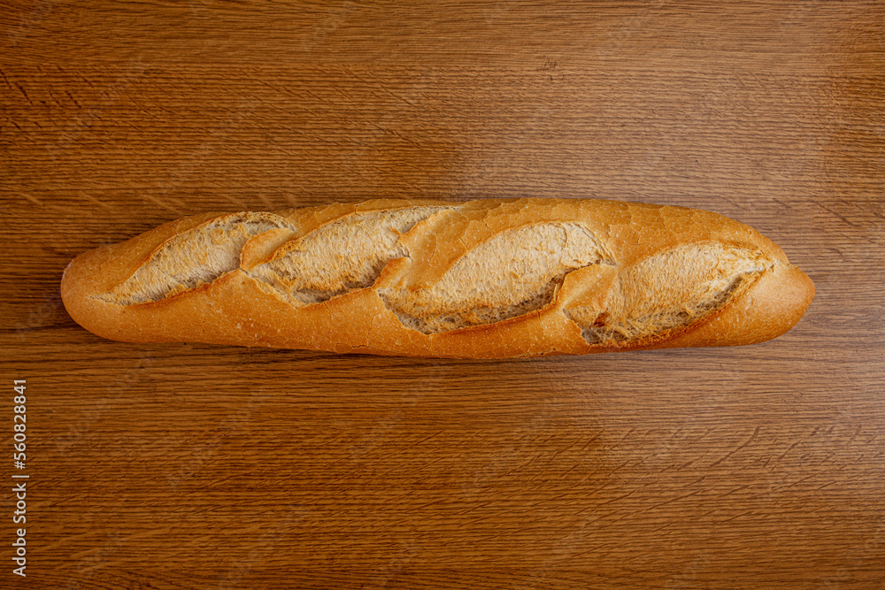 The Spanish bar is a long baked bread, quick to prepare and to eat fresh, very similar in shape and structure to the French baguette