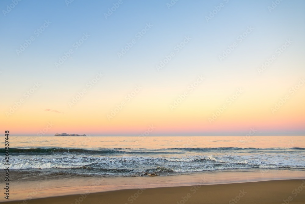 Obraz premium Beautiful sunny and pink sunrise on the beach