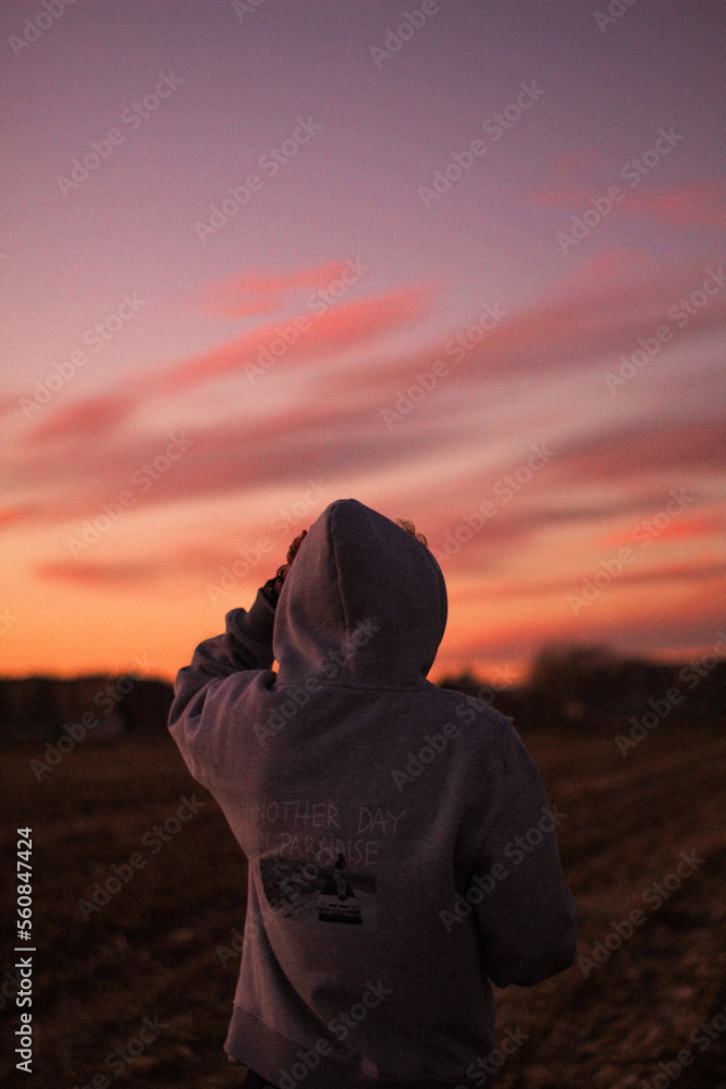 Atardecer con sudadera nude project Atardecer con sudadera nude project