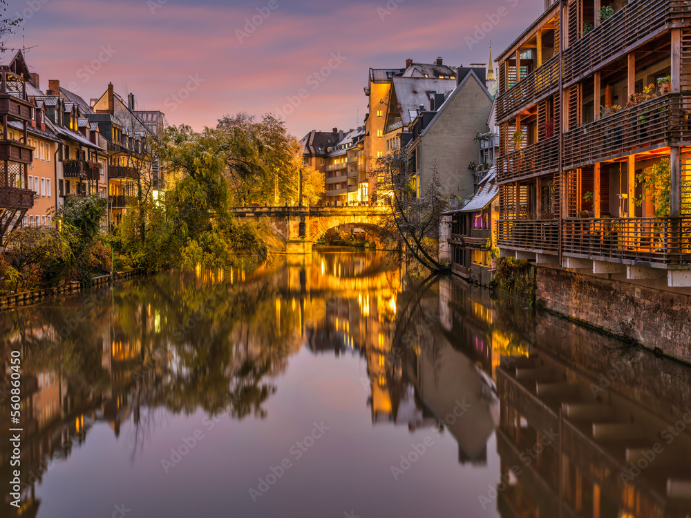 Obraz premium Historic buildings and Karls bridge on Pegnitz river at night in Nuremberg, Germany
