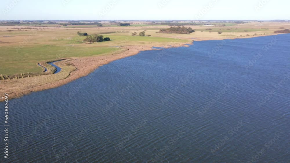 Campo y laguna toma aérea Campo y laguna toma aérea