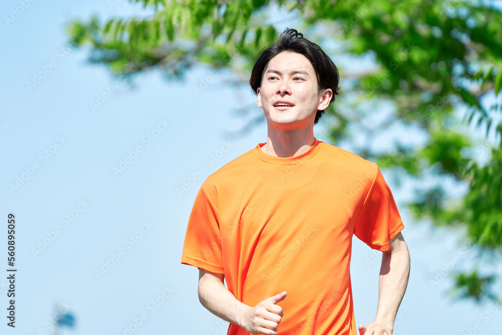 屋外でランニングする男性 屋外でランニングする男性