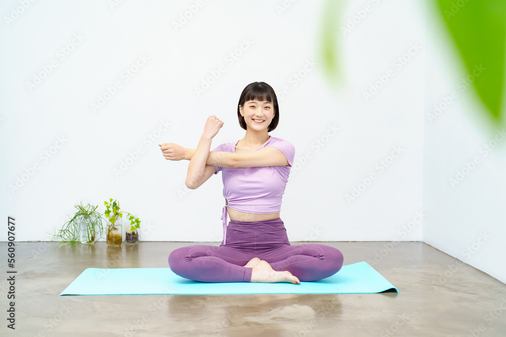 ヨガ・柔軟運動をする女性 ヨガ・柔軟運動をする女性