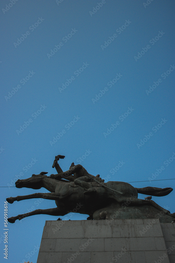 Monumento caballo jinete cielo azul