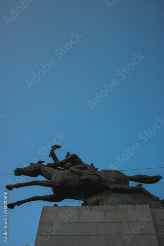 Monumento caballo jinete cielo azul