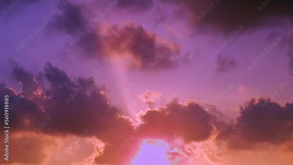 赤く染まる雲の間から輝く夕日 赤く染まる雲の間から輝く夕日