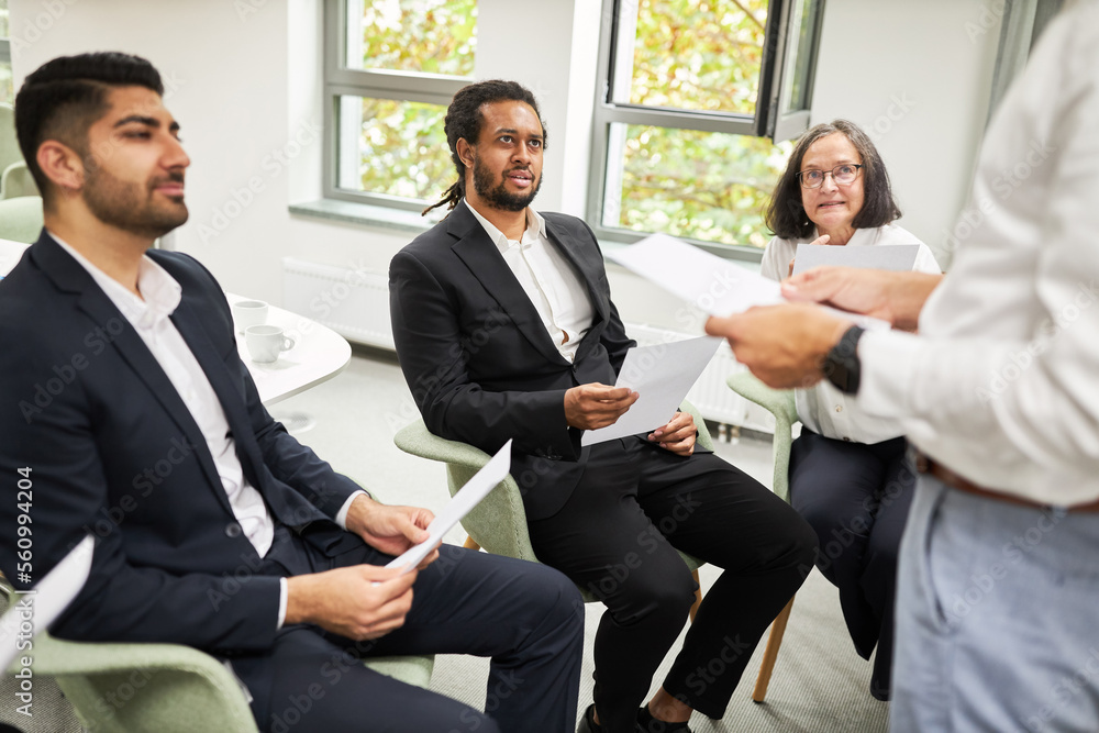 Business Leute als Bewerber oder Trainees mit Fragebogen Stock Photo ...