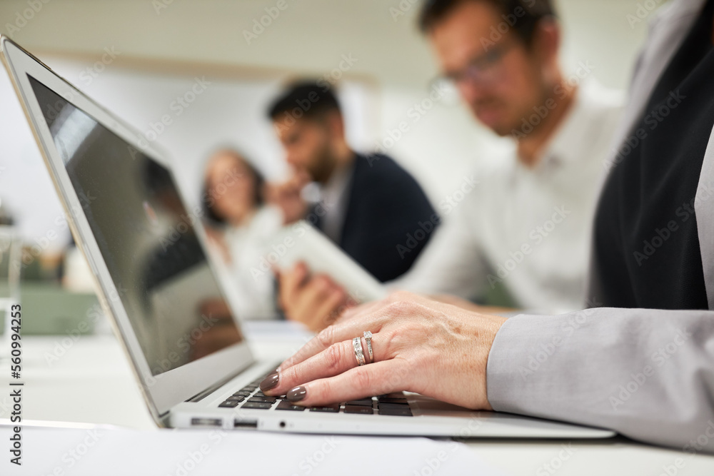 Hand von Business Frau beim Schreiben am Laptop Hand von Business Frau beim Schreiben am Laptop