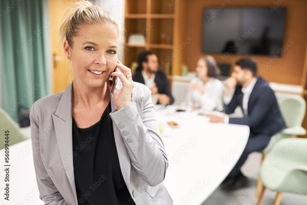 Business Frau beim Telefonat mit Smartphone oder Handy Business Frau beim Telefonat mit Smartphone oder Handy