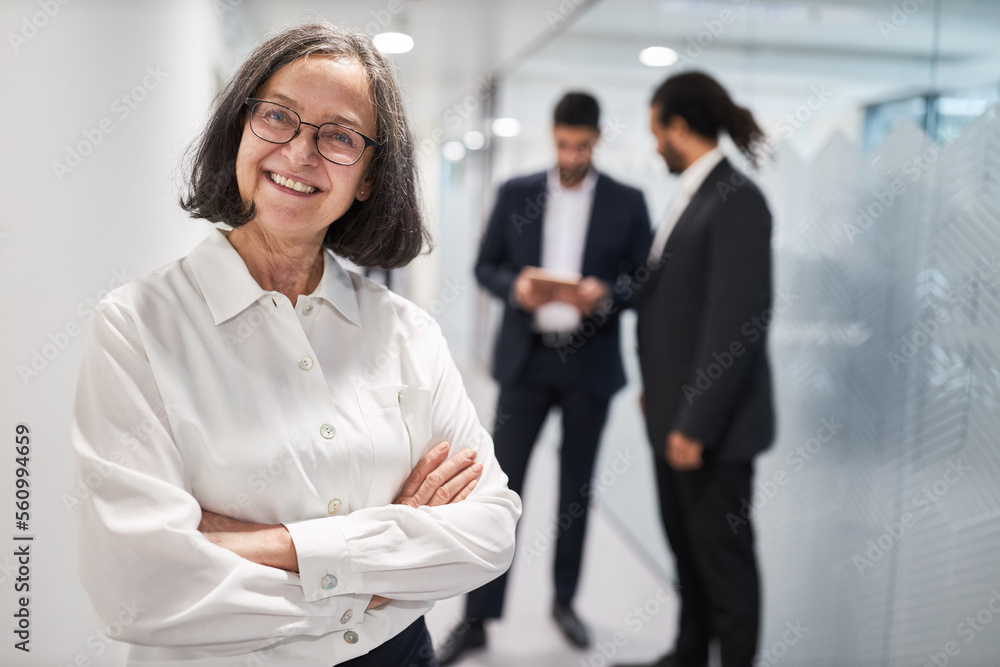Ältere Business Frau mit Erfahrung und Selbstbewusstsein Ältere Business Frau mit Erfahrung und Selbstbewusstsein