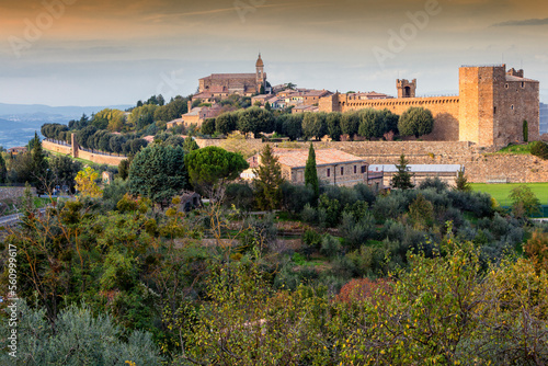 Montalcino, Siena. Veduta della cittadina con la fortezza © Guido