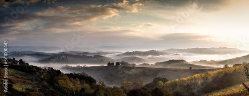 Val D'Orcia, Siena. Paesaggio con nebbie mattutine nelle valli