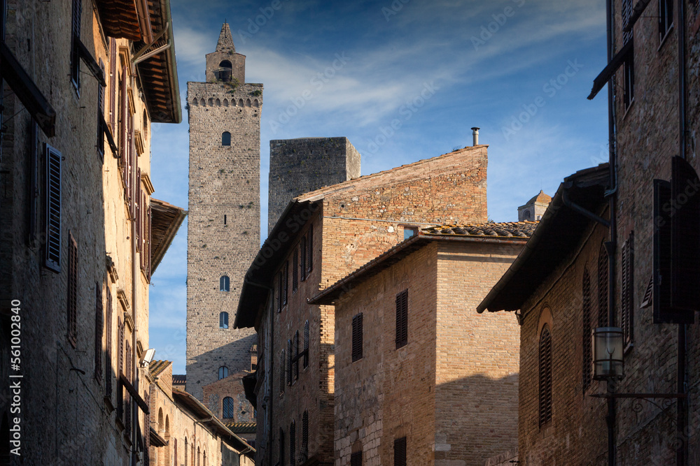 San Gimignano, Siena. Veduta di via della cittadina verso la Torre Grossa
