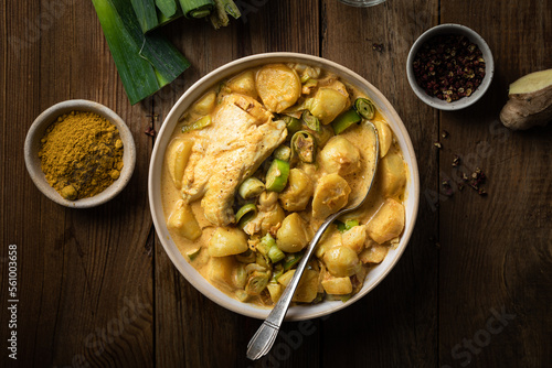 plat de poisson cabillaud au curry lait de coco poireau et pommes de terre photo