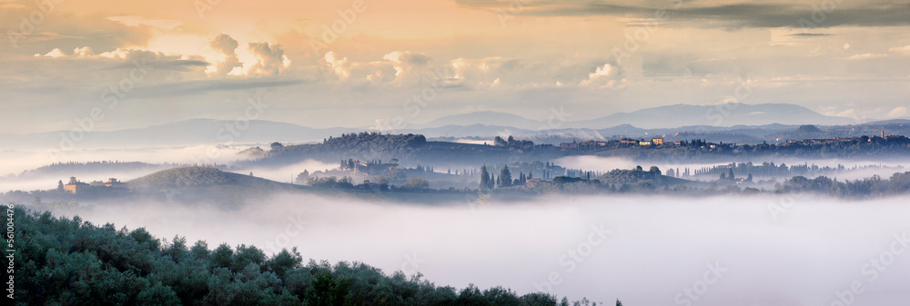 Val D' Elsa. Toscana. Panorama di valli e colline all' alba vicino a San Gimignano