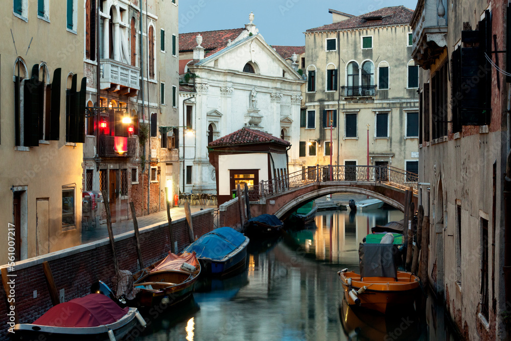 Venezia. Ponte di Ruga Giuffa sul rio di Santa Maria Formosa davanti ...
