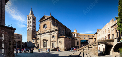 Viterbo. Piazza della Cattedrale di San Lorenzo con campanile. 