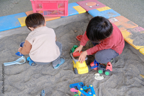 砂場で遊ぶ男の子 photo