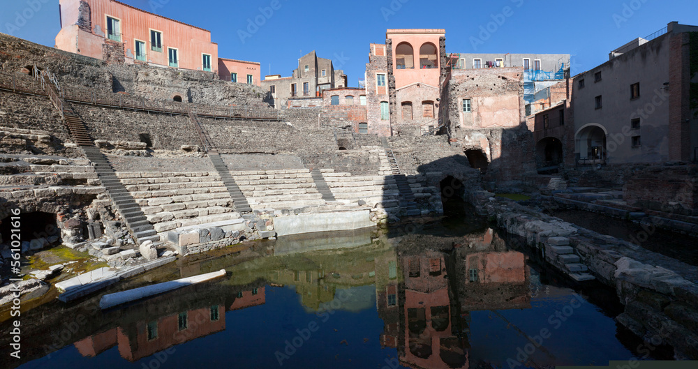 Catania. Teatro Antico greco-romano con case
