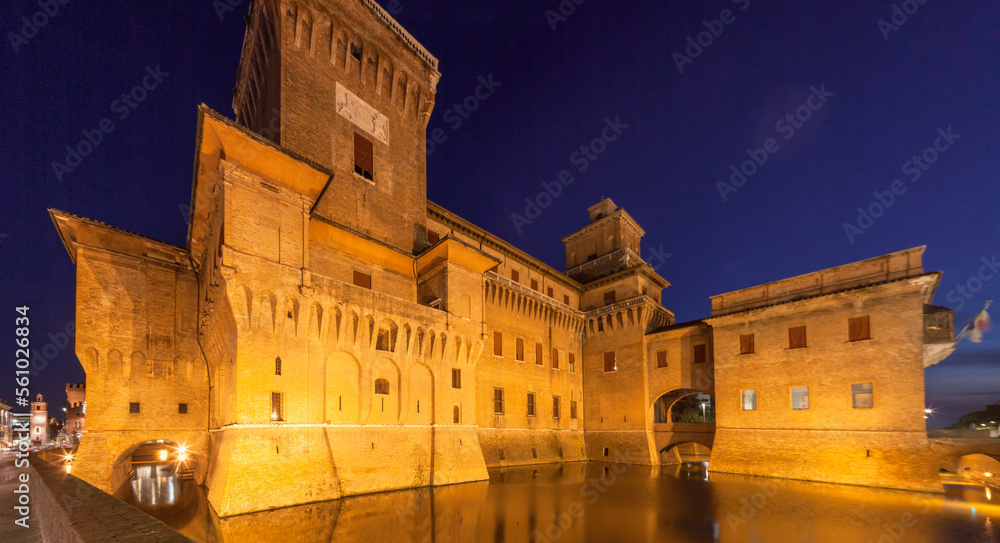 Ferrara. Veduta notturna del Castello Estense con il fossato.