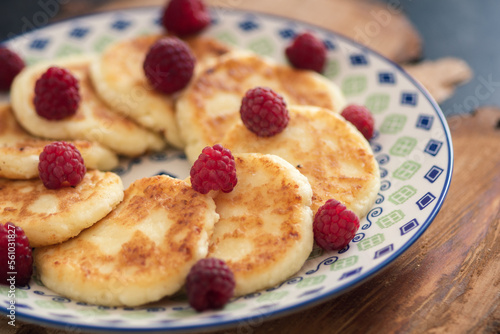 Cheesecakes with raspberries and sour cream