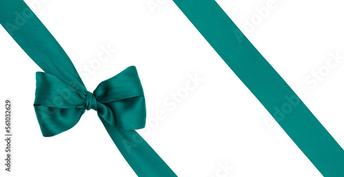 Nœud de ruban de satin pour paquet cadeau de couleur vert, isolé sur du fond transparent.