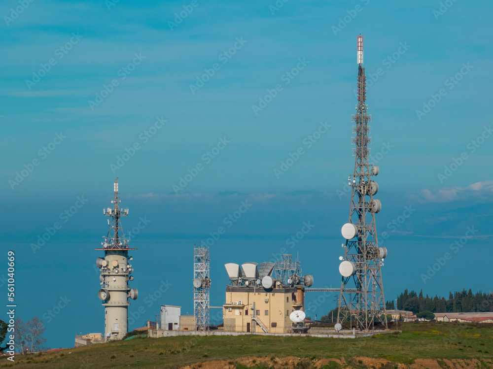 Obraz premium Antenna for telecommunications, radio and television transmitting apparatus, electrical and electronic apparatus. City skyline. Vibo Valentia, Calabria. Italy