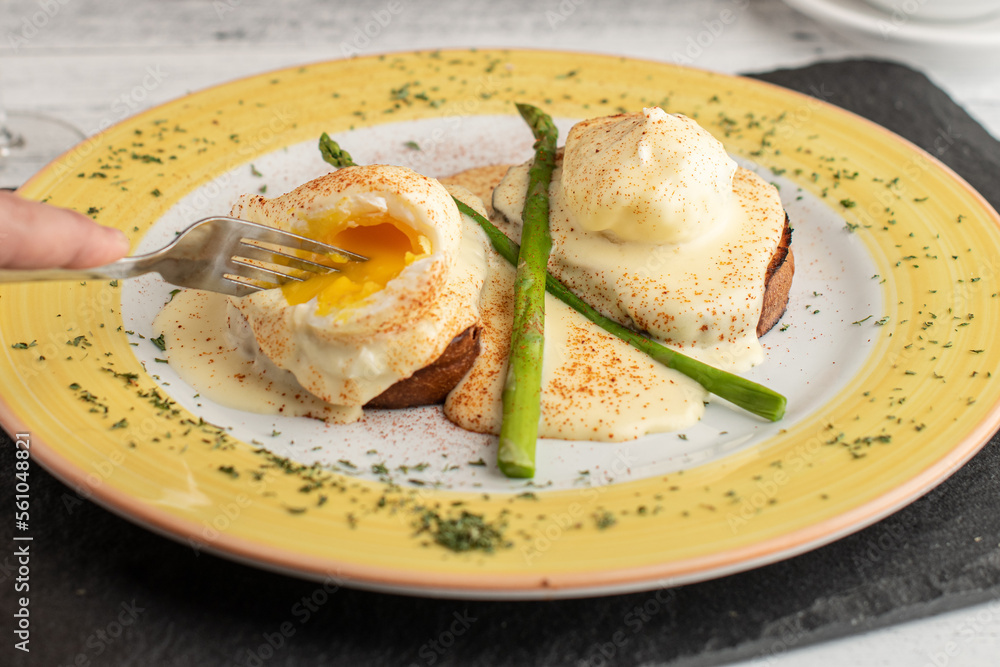 Benedict Eggs with asparagus