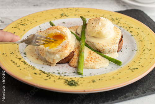 Obraz na płótnie Benedict Eggs with asparagus w salonie