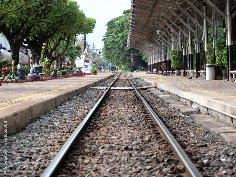 Fototapeta premium 2021-12-01:Lampang Thailand:Platform, Lampang Railway Station during the absence of travelers.
