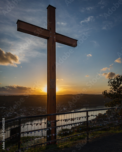 Kreuz der Erpeler Ley im Sonnenuntergang
