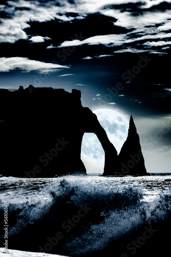 Felsformation im Meer bei Vollmond