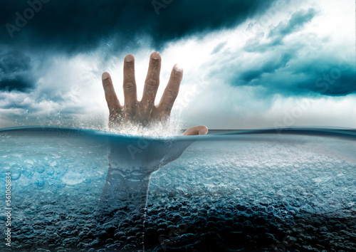 Menschliche Hand ragt aus dem Wasser